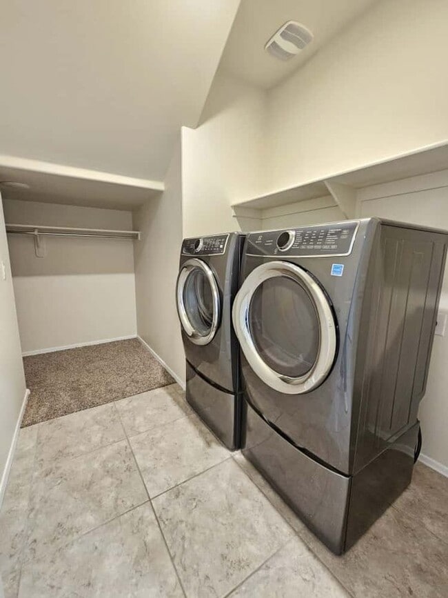 Building Photo - 4bedroom 3bath 2 Story Home with ***19 solar panels for low electric bill***