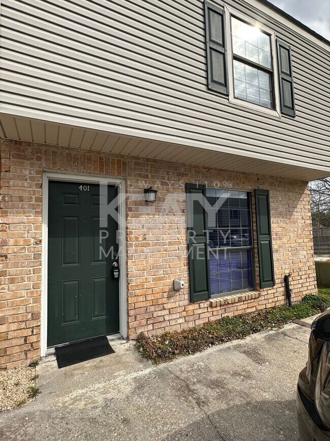 Building Photo - 2 Bed / 1.5 Bath Apartment COMING SOON!