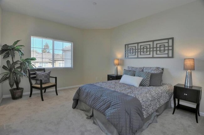 Building Photo - Spacious Remodeled Top Floor Condo, A/C, W...