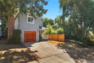 Building Photo - 3 bedroom 2.5 bathroom single family house...