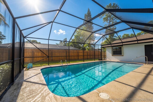 Building Photo - 606 Juniper Pl