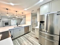 Building Photo - Beautifully Renovated 2B/2.5B Townhome wit...