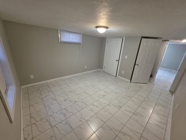 Building Photo - 4 bedroom HOUSE For RENT