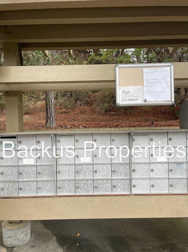 Building Photo - Beautiful two bedroom unit set in hills of Del Rey Oaks