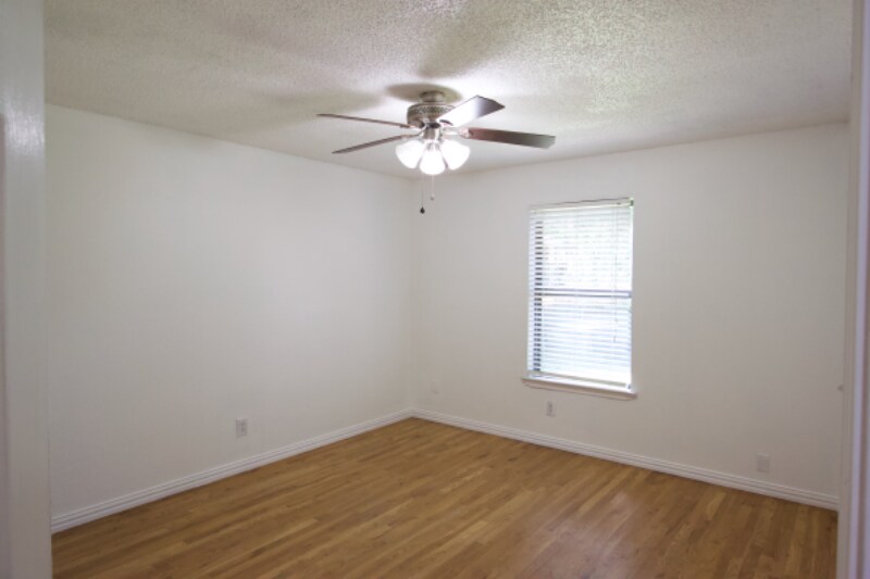 Building Photo - 320 Heneretta Dr