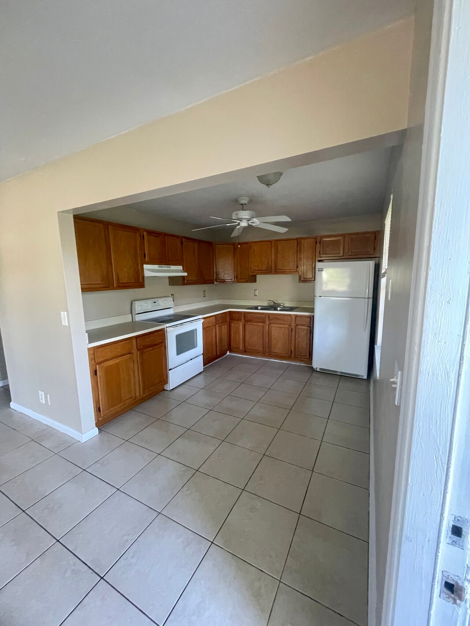 Building Photo - 1570 E Breezy Ln