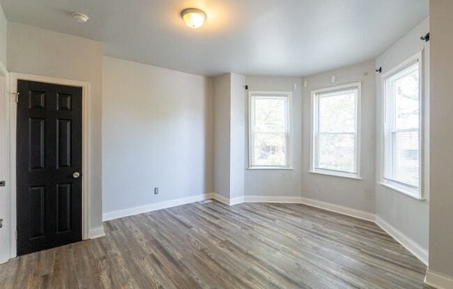 Building Photo - Newly rehabbed 3 bedroom 1.5 bath unit
