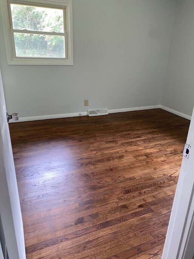 Building Photo - "Charming 3-Bed, 2-Bath Home at 109 Calhoun Ave: Your Serene Retreat in Pendleton!"