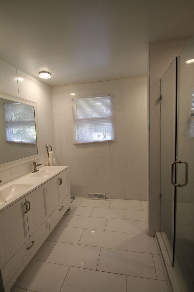 Building Photo - 421 Lakeside Dr