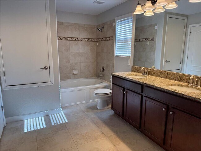 Building Photo - 15025 Evergreen Oak Loop