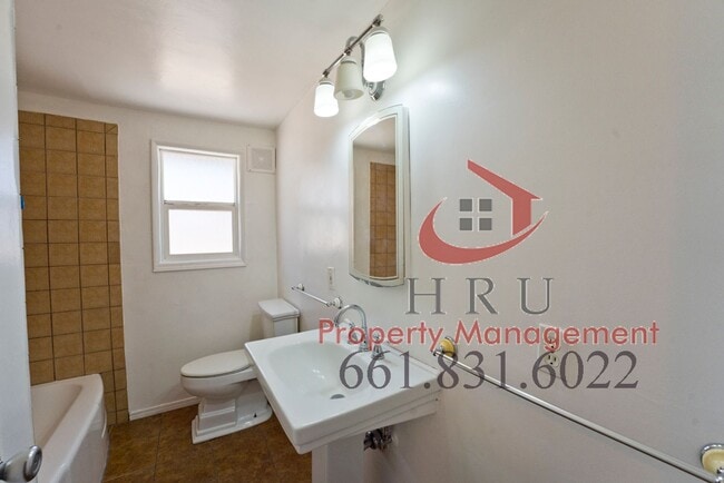 Building Photo - NE-Bakersfield 3 bedrooms 1 baths