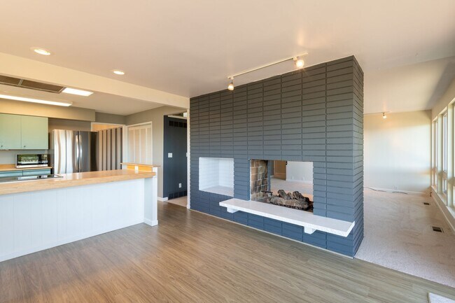 Building Photo - Exceptional Bellevue Home | Lake Sammamish Views | 5 Bed | 3 Bath | 3,380 Sq Ft