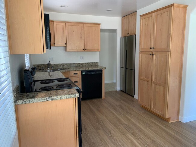 Building Photo - UPDATED2 Bed/2 Bath Alpine Oaks Condo