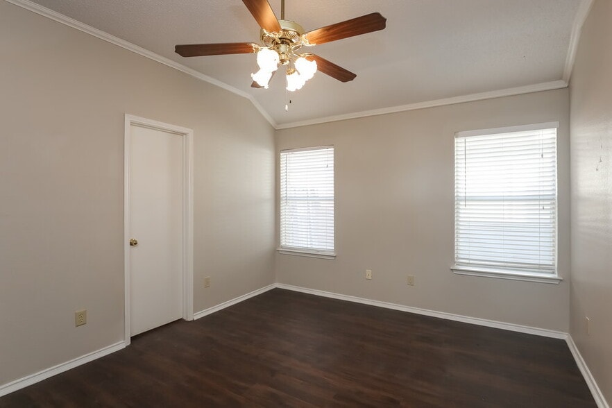 Building Photo - 2524 Park Valley Dr