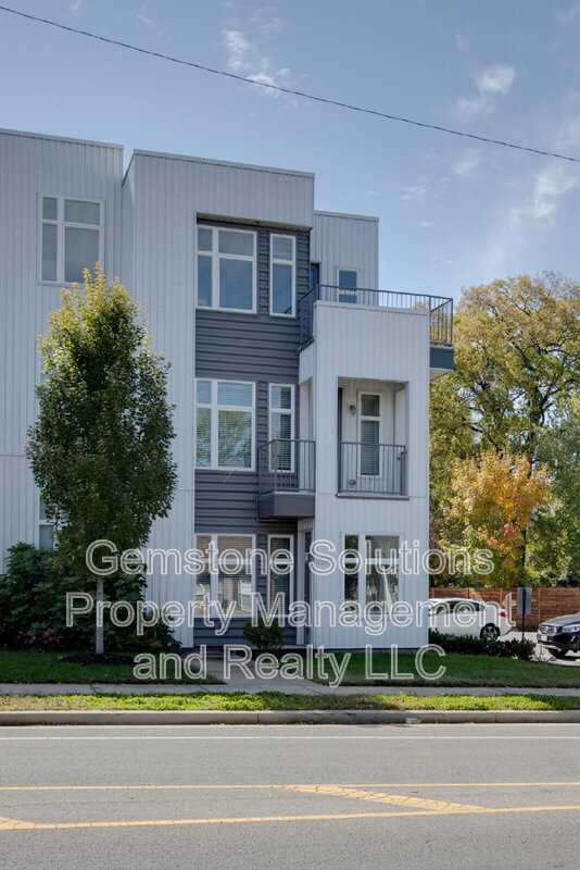 Primary Photo - 1028 W Eastland Ave