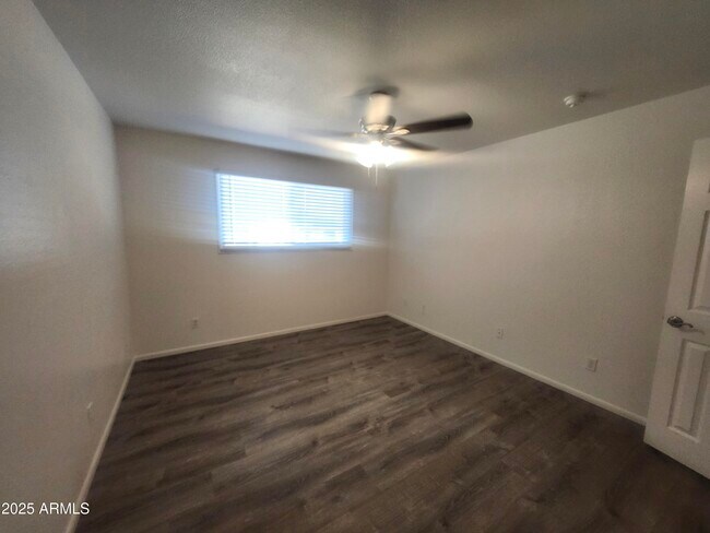 Building Photo - 6401 E Parkview Dr