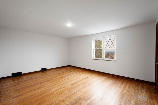 Building Photo - READY FOR MOVE IN! Check out this STUNNING 3 bedroom in Munhall!