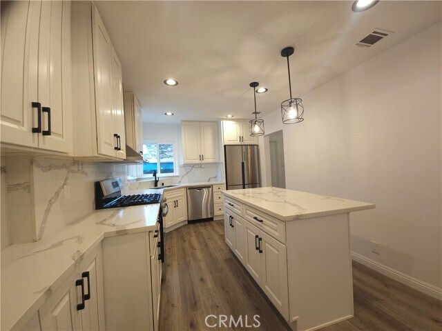 Building Photo - 17423 Burbank Blvd