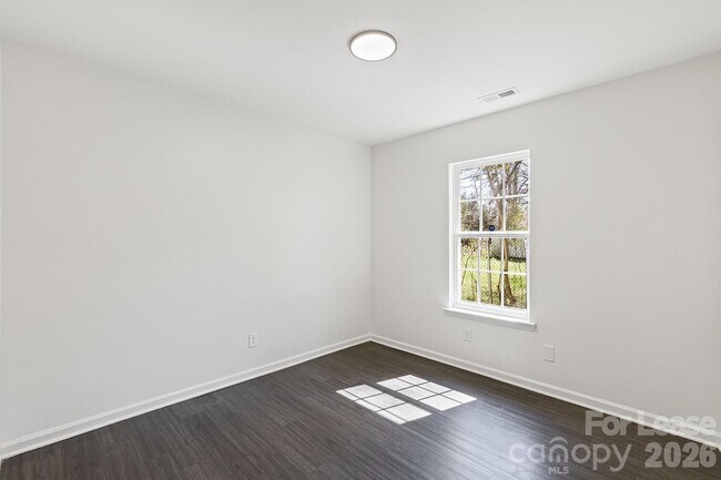 Building Photo - 913 Tennyson Dr