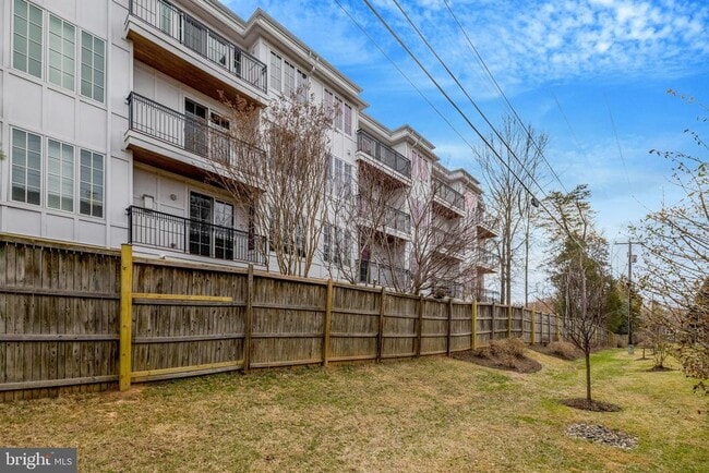 Building Photo - 229 Locust St SE