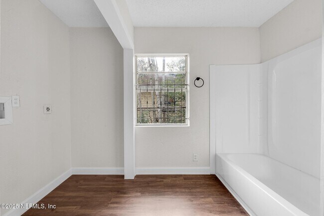 Building Photo - 2013 W 6th St