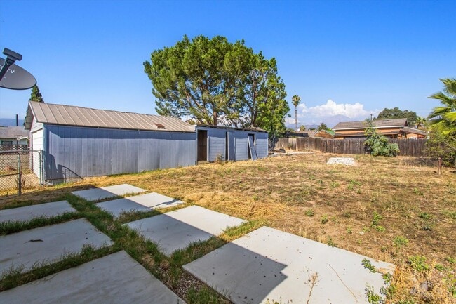 Building Photo - 2 bedroom Duplex with Huge yard!