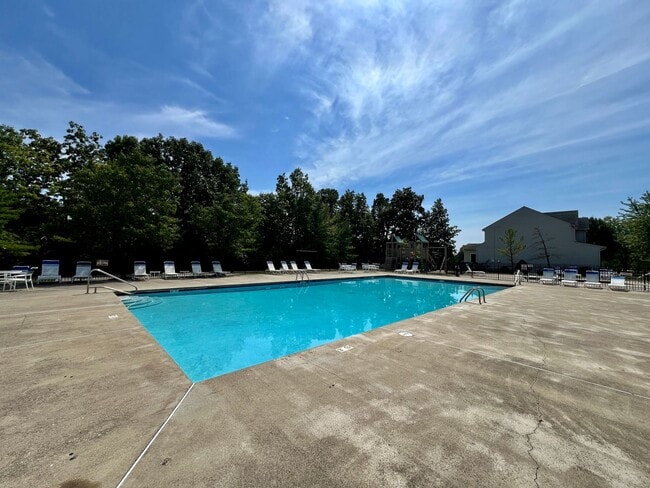 Building Photo - Large executive home in pool community Mas...