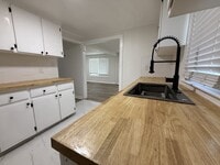 Building Photo - 321 Easy St