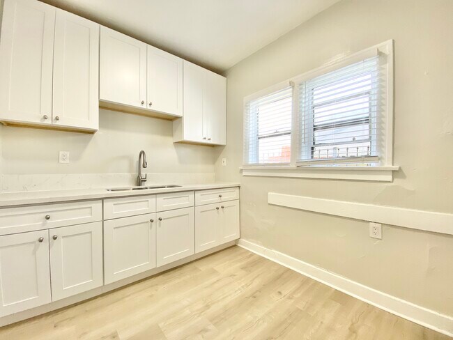 Building Photo - 832 W Florence Ave