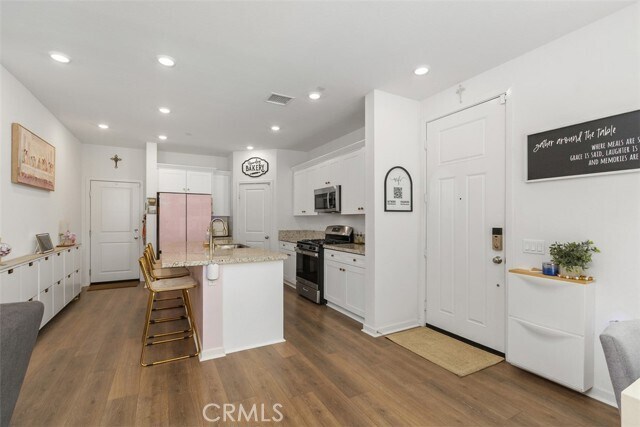 Building Photo - 32600 Manhattan Ave