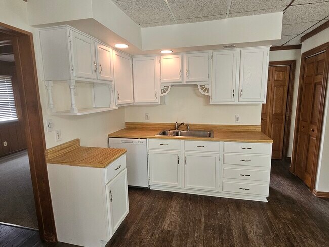 Building Photo - 8150 N Thorsen Ln