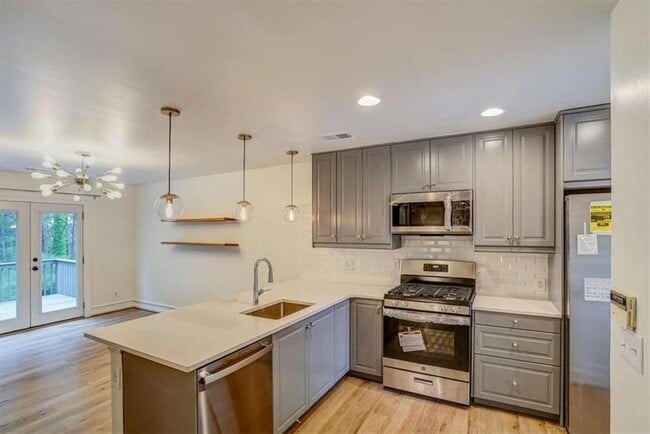 Building Photo - 142 Stoneforest Dr
