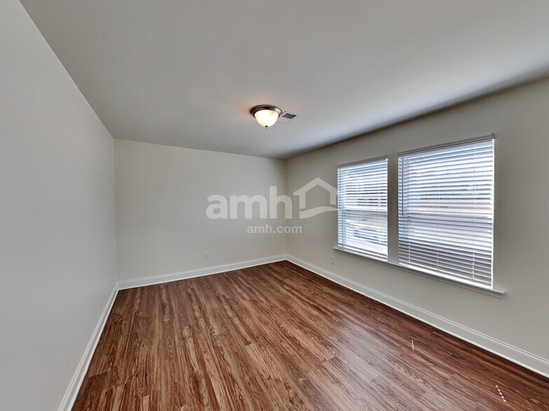 Building Photo - 578 Slew Dr