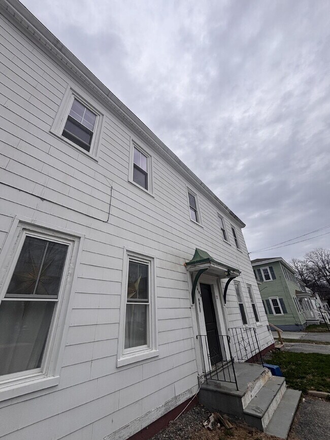 Building Photo - Spacious 2+ Bedroom in Prime Brunswick Location