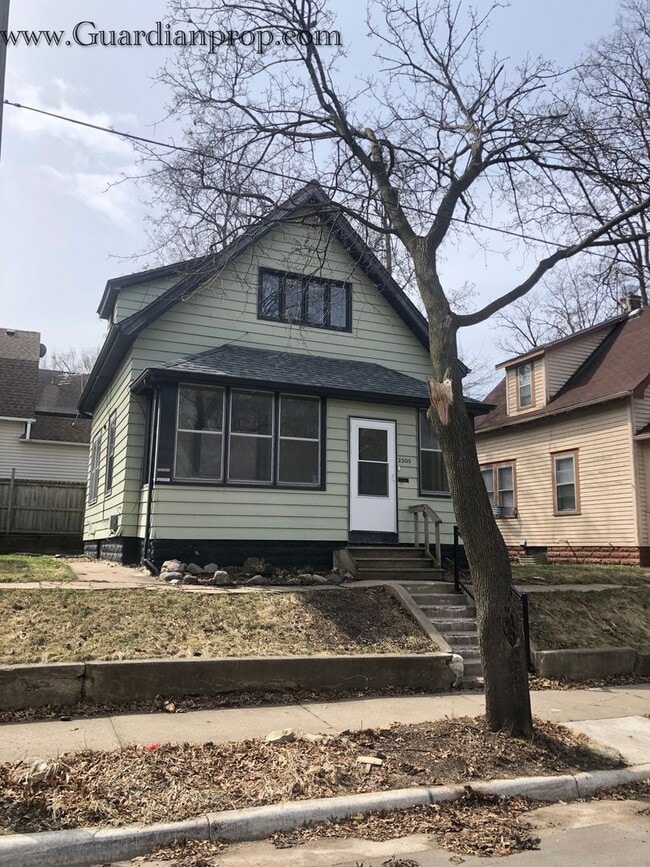 Building Photo - North Minneapolis Single Family Home, Hardwood Floors, Washer/Dryer,