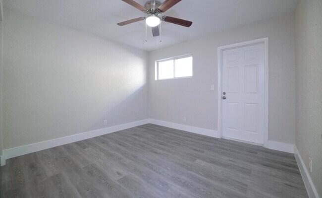 Building Photo - 1126 NE 16th Pl