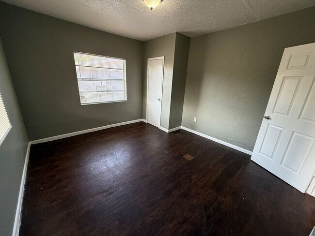 Building Photo - 4/1 Lakeland Home