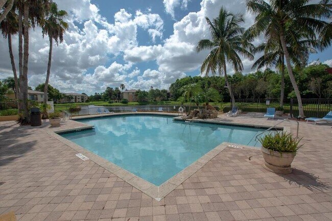 Building Photo - 1100 Crestwood Ct S