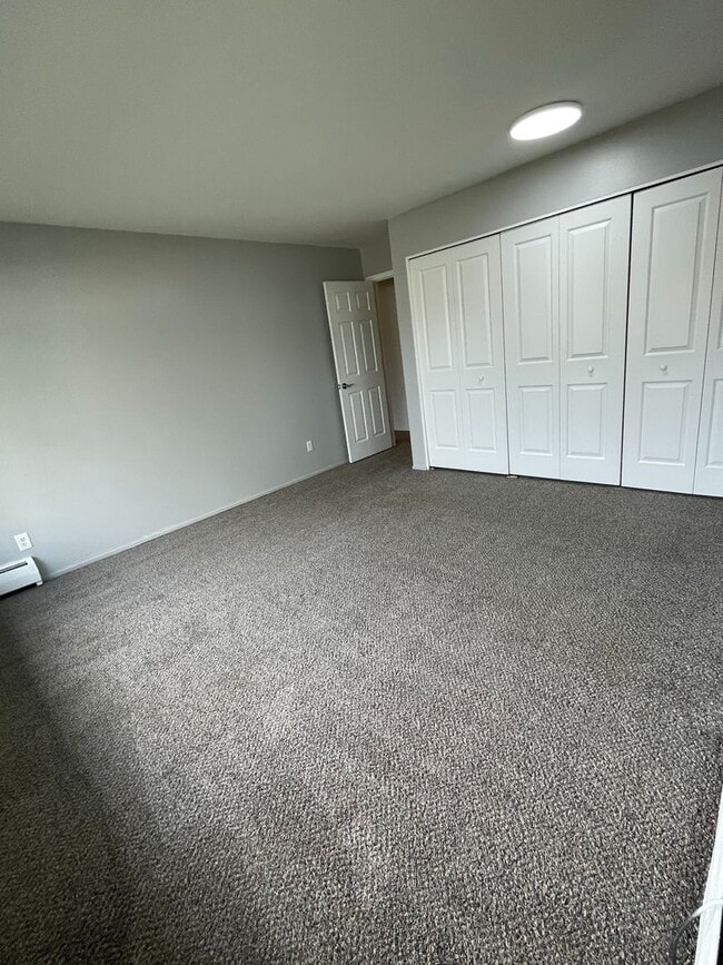 Building Photo - Two Bedroom Apartment Available for Rent!