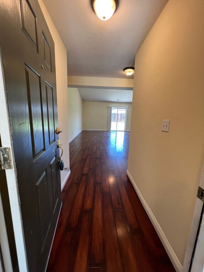 Building Photo - Beautiful NW Home for Rent 3+2 $2,300