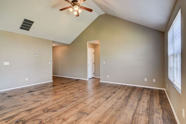 Building Photo - 3 Bedroom Republic Home
