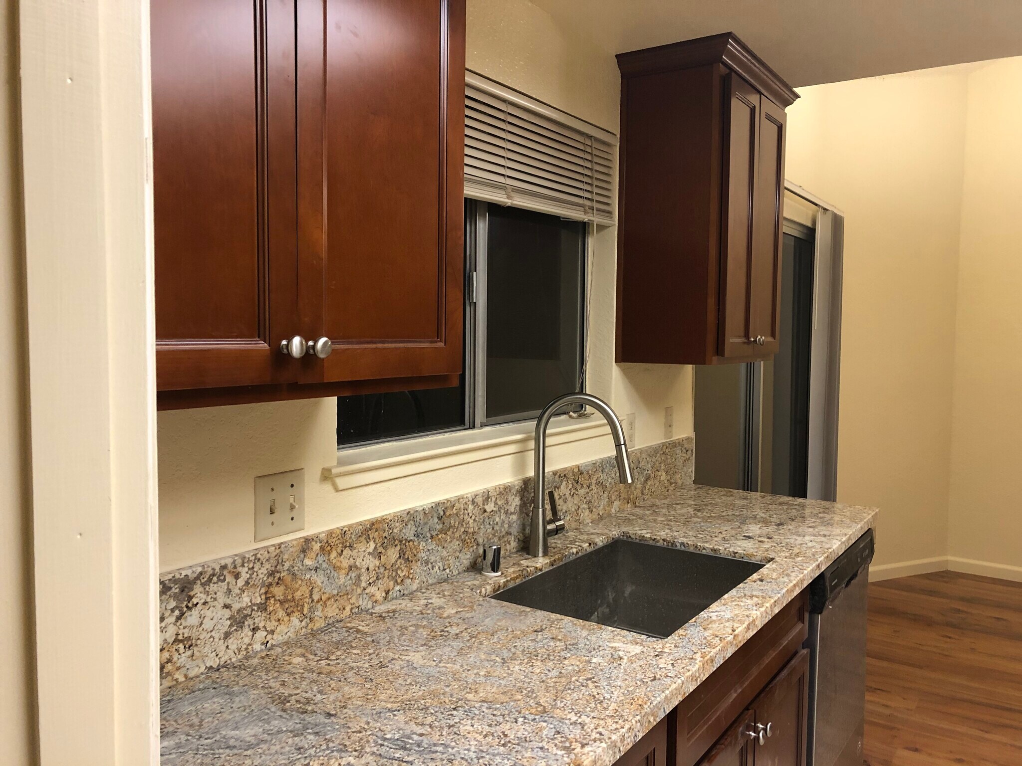 Building Photo - 5400 Pomegranate Ave