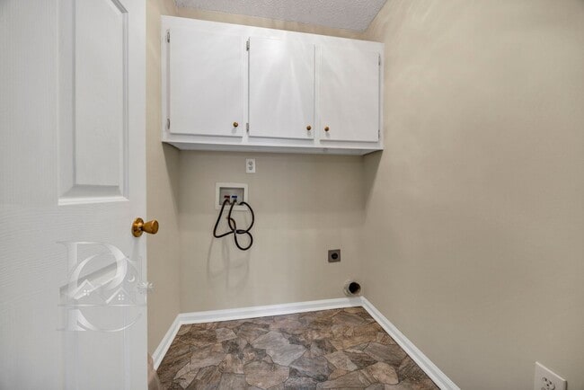 Building Photo - ONE STORY LIVING - MINUTES FROM EVERYTHING