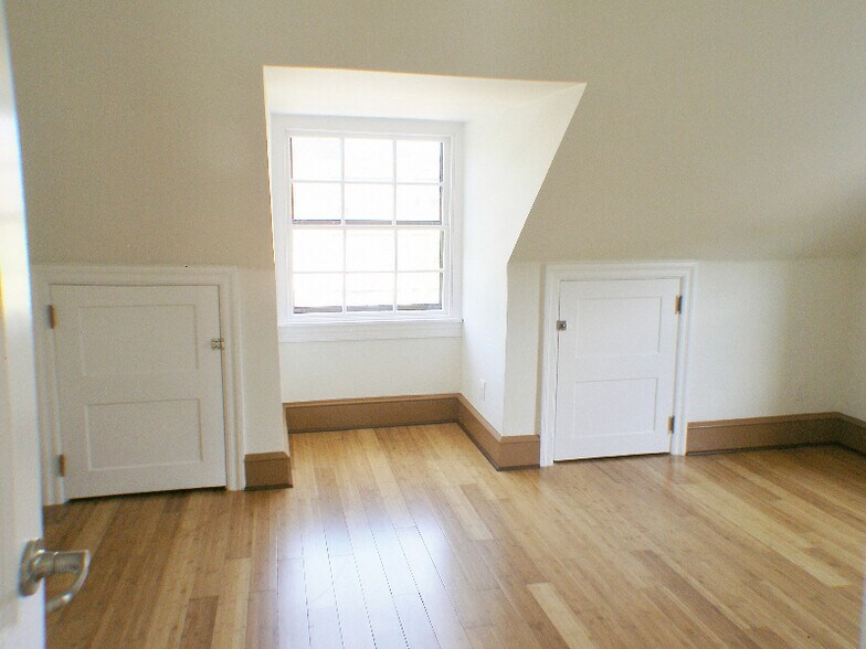 Building Photo - 550 E Washington Ln