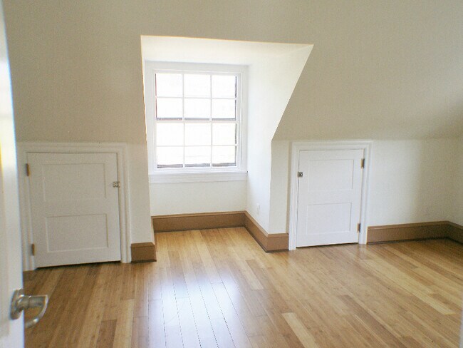 Building Photo - 550 E Washington Ln