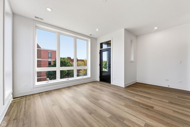 Building Photo - 3902 S Lake Park Ave