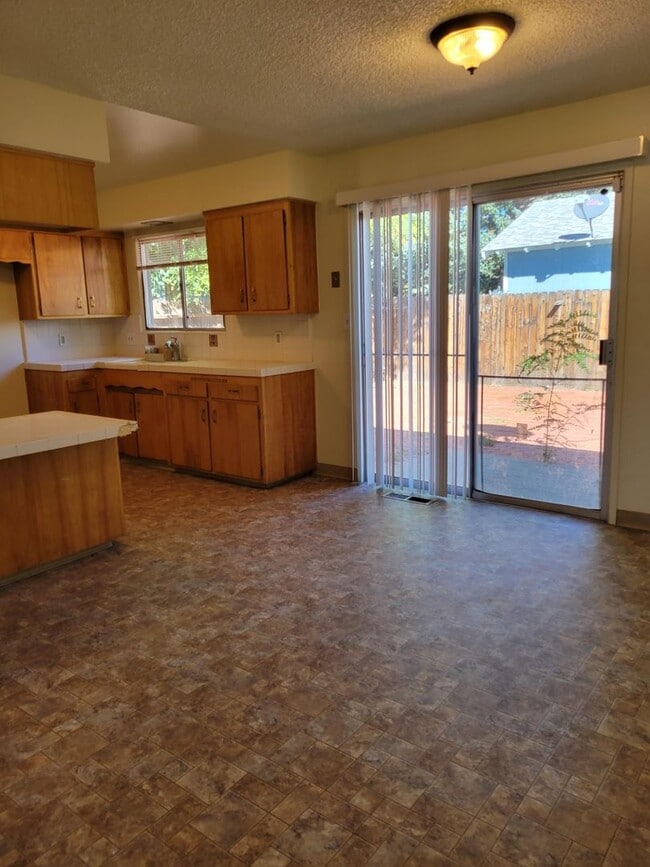 Building Photo - Spacious West Side 4 Bedroom with Large Garage