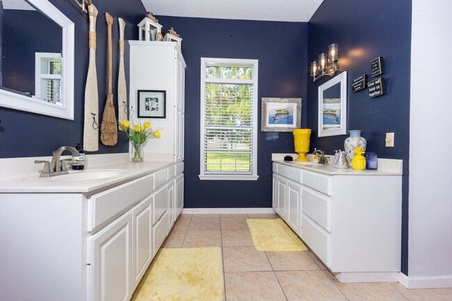 Building Photo - Charming 3 Bedroom , 2 Bath Country Home with Lake Views