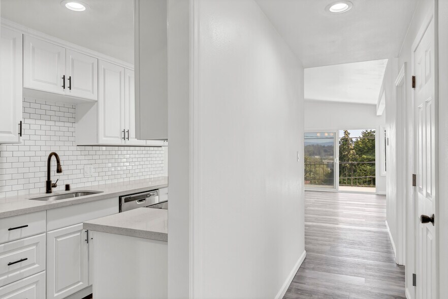 Building Photo - 10607 Des Moines Memorial Dr S