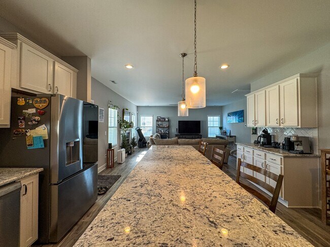 Building Photo - Spacious 4 Bed 3 Bed Home in Pine Forest School District